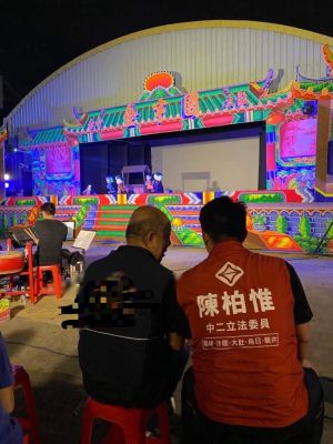 里長從未見過陳柏惟?里民照片打臉:站你旁邊是誰? ▲里民秀出陳柏惟與里長併肩而坐的照片,打臉里長「我只在電視上看得到他」的說法。(圖/3Q 陳柏惟立委官方後援會臉書社團2021.10.17)