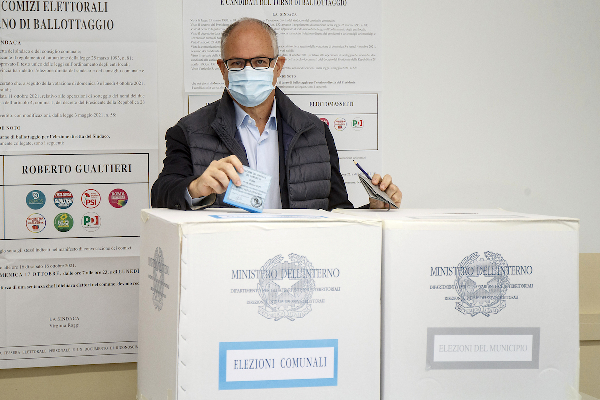 ▲義大利首都羅馬的民眾將於今、明兩天在市長選舉的第2輪決選中投下神聖的一票。圖為翼前經濟部長嘉提葉里進行投票。（圖／美聯社／達志影像）