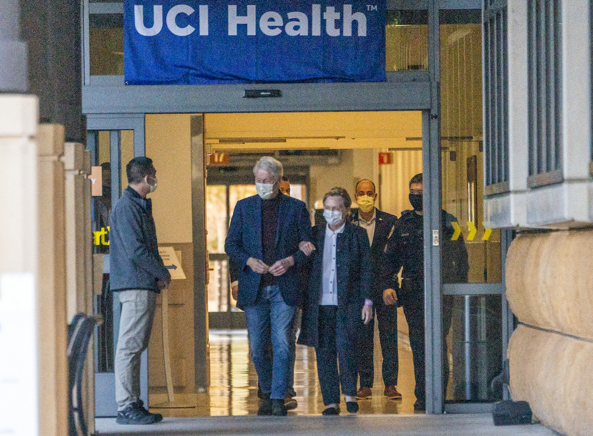 ▲美國前總統柯林頓上週因尿路感染在加州入院治療，住院5天後今天出院。（圖／美聯社／達志影像）