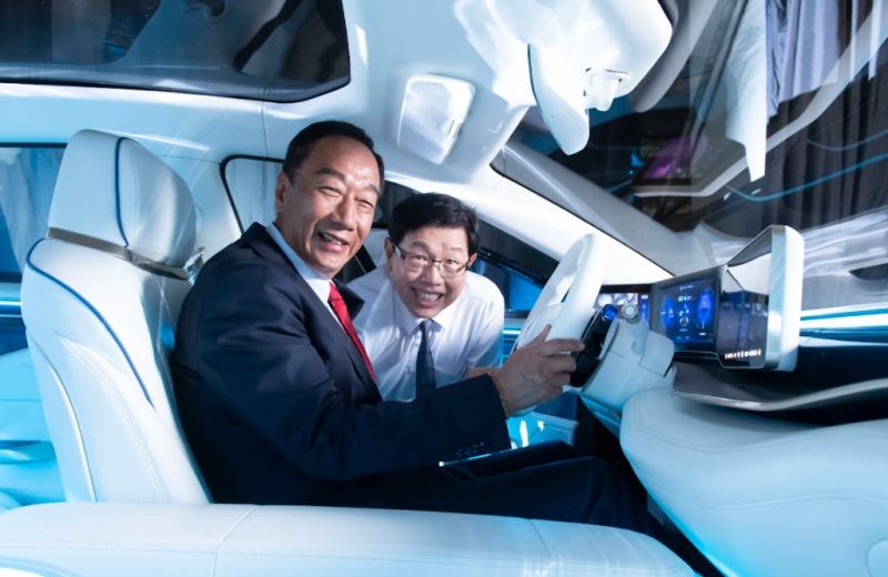 ▲鴻海創辦人郭台銘（前）與鴻海董事長劉揚偉合影。（圖／鴻海提供）