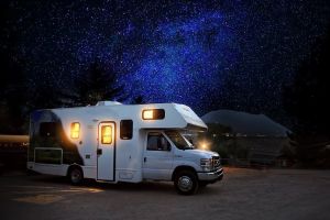 ▲有網友好奇詢問「露營車可以取代買房嗎？」而引來行家點出露營車在台難流行的問題。（示意圖／翻攝pixabay）