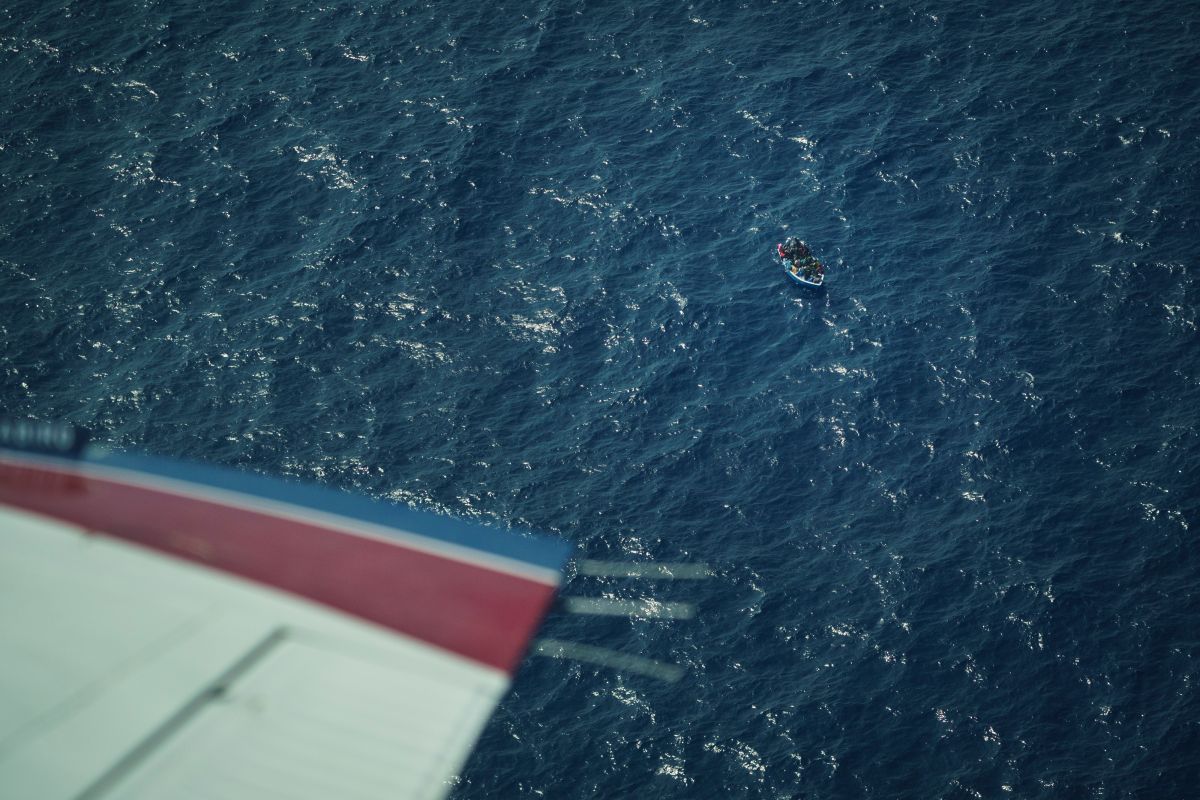 ▲突尼西亞司法部門消息來源說，一艘搭載偷渡客的小船在北非外海翻覆，已知4人死亡19人失蹤。這是當地海域發生的最新一起致命船難。圖為北非移民船資料照。（圖／美聯社／達志影像）
