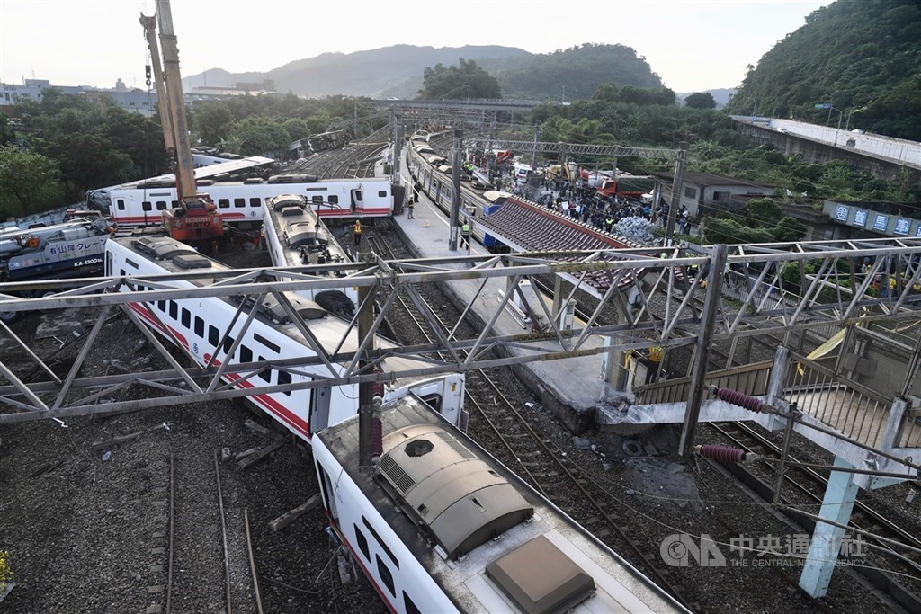 ▲台鐵第6432次普悠瑪列車3年前行經宜蘭新馬站時翻覆，造成18人死、200多人受傷。（圖／中央社）