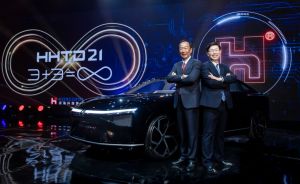 ▲鴻海科技日上亮相的Model E電動車款,是鴻海科技集團與義大利設計公司Pininfarina共同開發,能符合中、高端消費客群需求。圖左為創辦人郭台銘、圖右為董座劉揚偉。(圖/鴻海提供) ▲鴻海科技日上亮相的Model E電動車款,是鴻海科技集團與義大利設計公司Pininfarina共同開發,能符合中、高端消費客群需求。圖左為創辦人郭台銘、圖右為董座劉揚偉。(圖/鴻海提供)