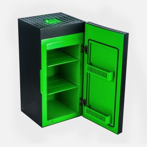XSX冰箱 ▲xbox迷你冰箱門上有置物架,並附有兩片可拆卸層板