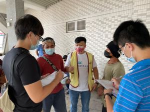 近期,新事社會服務中心與台大環境及職業醫學部透過行動式義診,來為港邊的外籍漁工進行健康檢查及職業傷害宣導。 (圖/新事服務中心) ▲近期,新事社會服務中心與台大環境及職業醫學部透過行動式義診,來為港邊的外籍漁工進行健康檢查及職業傷害宣導。 (圖/新事服務中心)