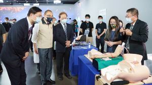▲高雄市副市長羅達生、中華電信董事長謝繼茂、退輔會主委馮世寬參觀現場3D AR仿真。(圖/高市府經發局提供) ▲高雄市副市長羅達生、中華電信董事長謝繼茂、退輔會主委馮世寬參觀現場3D AR仿真。(圖/高市府經發局提供)