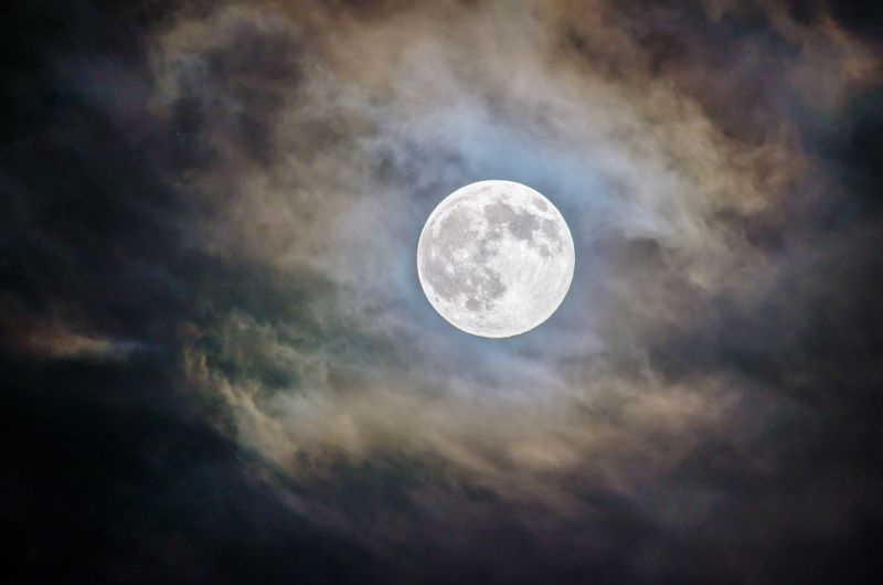 ▲2023罕見天象「超級藍月」今（31）日登場，18時39分「月亮東升」一直到明（1）日清晨6時32分「月亮西落」，抬頭就能看見藍月現身。（圖／取自unsplash）