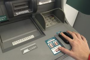 ▲網友在ATM領錢時，驚見機台吐出一團又亂又皺的鈔票。（示意圖，圖中人物與本文無關／資料照）