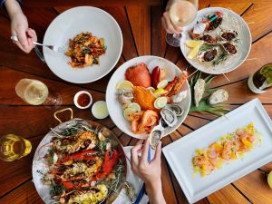 低至31折!買5千送5千全額回饋 五倍券頂級飯店住宿推薦 ▲專案期間持五倍券於西餐廳用餐享優惠,周末每人只要加價500元即可擁有海鮮之夜!(圖/台北W飯店)