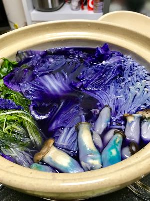 ▲日前有網友在吃火鍋時加入罕見的「紫玉白菜」，沒想到鍋內卻「逐漸母湯」染成獵奇的顏色。（圖／翻攝自推特@azuo0607）