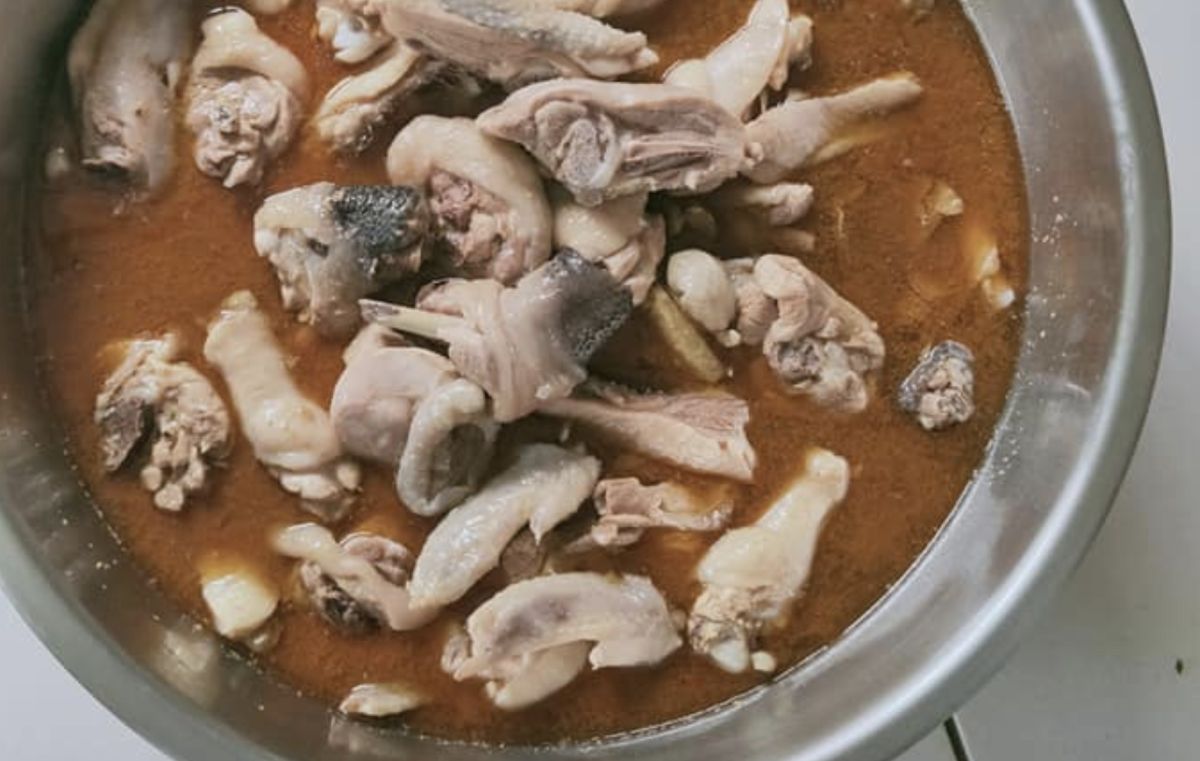 ▲麻油雞湯在寒冬時成為不少人喜愛的湯品之一,暖心又補身體。(圖/翻攝自《家常菜》)