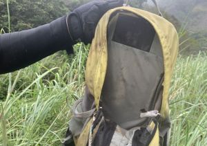 搜救隊尋獲15歲女童背包。(圖/翻攝畫面) ▲搜救隊尋獲15歲女童背包。(圖/翻攝畫面)