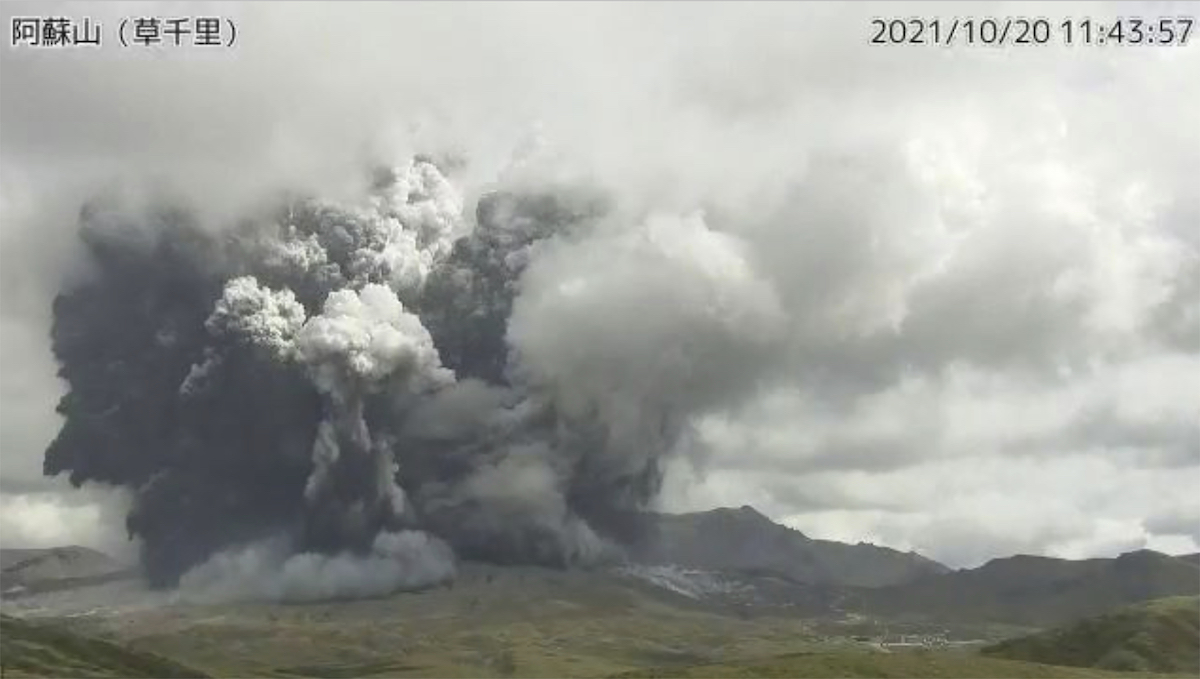 ▲日本熊本縣阿蘇火山的中岳第一火口約在日本時間20日上午11時43分噴發。（圖／美聯社／達志影像）