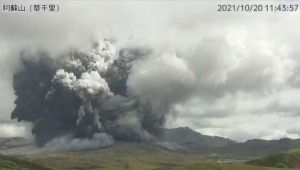 日本熊本縣阿蘇火山噴發　煙灰衝高3.5公里
