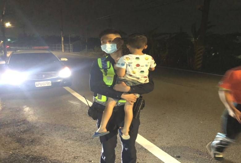 深夜偷溜出門找阿嬤　員警抱起5歲男童挨家挨戶找到家