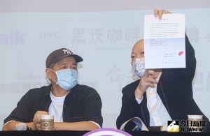 ▲林秉文(右)希望大家不要再借錢給澎恰恰(左)。(圖/記者葉政勳攝) ▲林秉文(右)希望大家不要再借錢給澎恰恰(左)。(圖/記者葉政勳攝)
