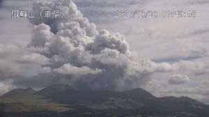 日本阿蘇火山噴發飄落火山灰　恐致呼吸器官異常
