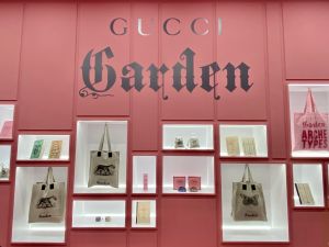 蔡依林現身GUCCI特展!7亮點必逛 線上預約最潮打卡聖地 ▲時尚迷必收藏!佛羅倫斯古馳花園博物館限定商品。(圖/記者蕭涵云攝)