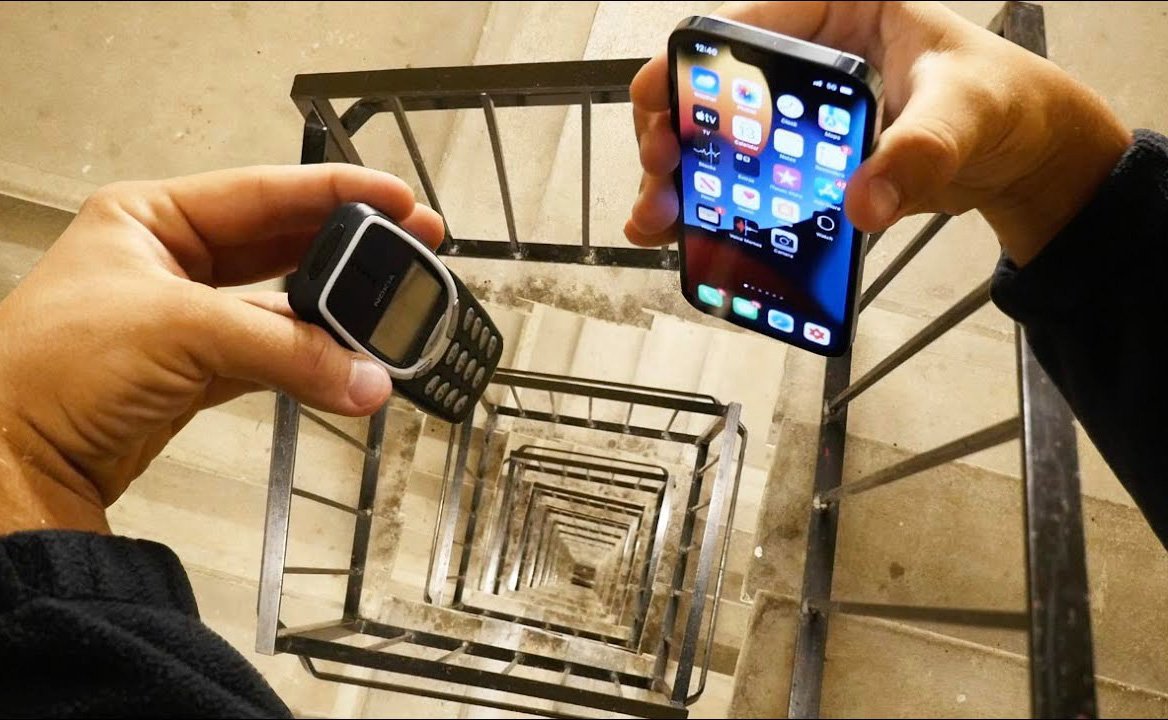 ▲有虐機狂人之稱的YouTuber「TechRax」日前實測iPhone 13 Pro 與 Nokia 3310從20樓高往下丟的掉落測試，畫面曝光後吸引網友討論。（圖／翻攝自YouTuber「TechRax」）