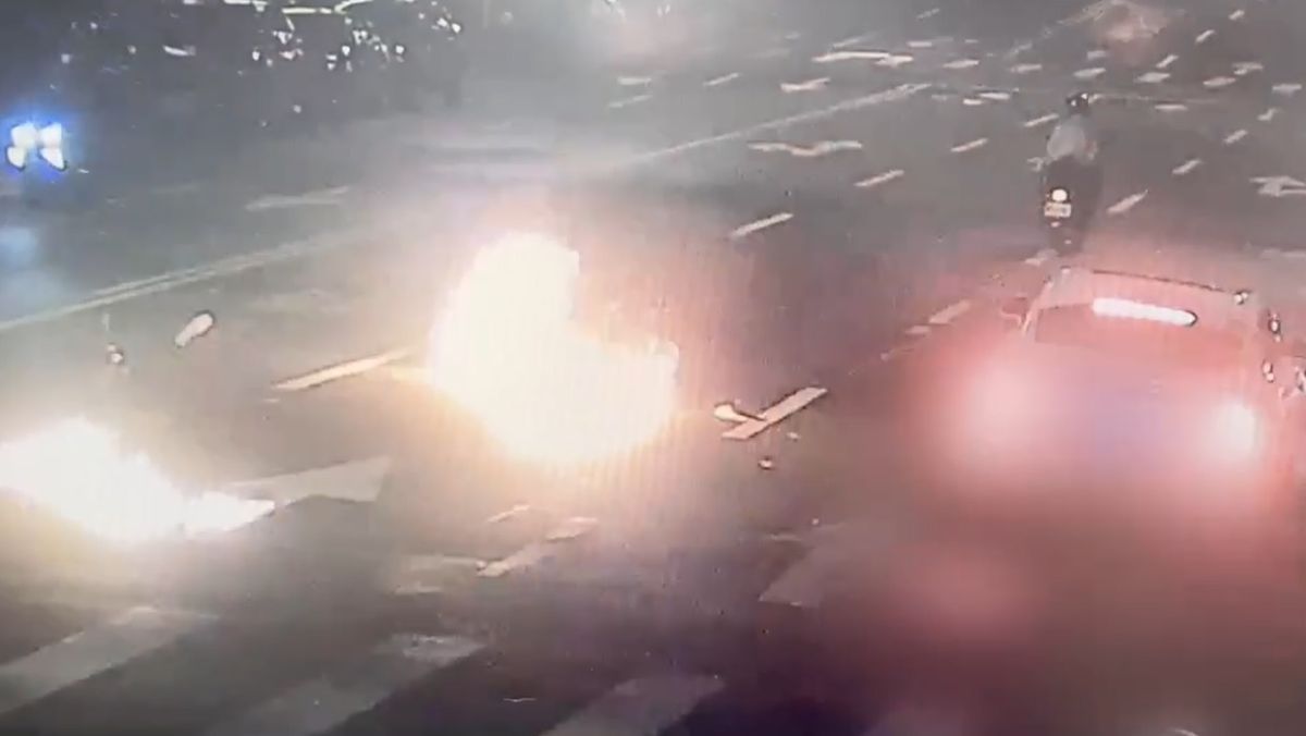 ▲勞斯萊斯與機車碰撞，機車瞬間起火。（圖／翻攝畫面）