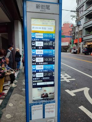 ▲許多長輩搭車要靠智慧公車站牌上的即時資訊了解公車到站時刻。（圖／大溪分局提供）