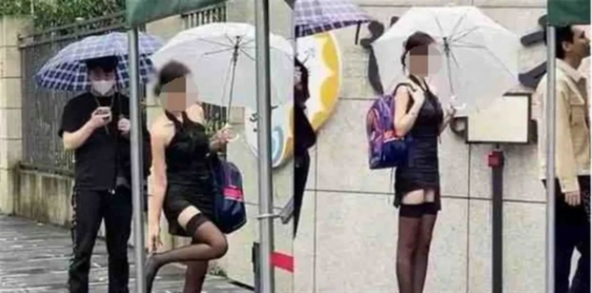 ▲一名衣著暴露的女子，近日在杭州一家幼兒園門口擺拍的短片，在中國網絡上引起論戰。（圖／翻攝自新浪）