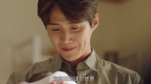 金宣虎 ▲金宣虎抱著嬰兒輕聲細語,雙眼中還含著淚。(圖/翻攝《海岸村恰恰恰》畫面)