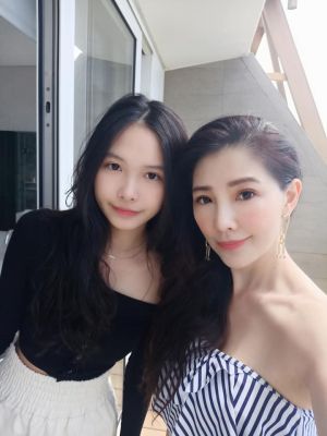 ▲林書煒的16歲女兒蔡中泠（左）不只長得漂亮，還會寫一手好書法。（圖／翻攝林書煒FB）