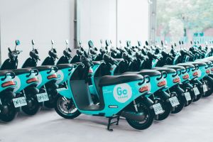 業配 ▲越來越多人通勤、聚會或週末出遊,選擇共享機車代步。(圖/資料照片)