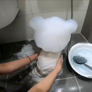 ▲韓國一隻可愛的比熊犬洗澡時，乖乖地被主人抹上「泡沫」，背影看起來就像是一隻小白熊！（圖／IG帳號@toto_ddung_ee）