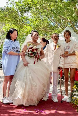 賈永婕 ▲小S(左)出席台東公益活動,貼心為銀髮族舉辦婚禮。(圖/翻攝賈永婕FB)