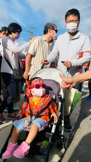 ▲一名爸爸推著娃娃車，帶女兒參與陳柏惟行腳隊伍。（圖／記者顏幸如攝影，2021.10.21）