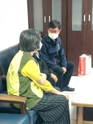 ▲訪視8歲小妹妹新家,陳其邁:結合社福資源展開新生活,市府都會持續一一協助城中城傷者、或亡者家屬解決。。(圖/截自陳其邁臉書) ▲訪視8歲小妹妹新家,陳其邁:結合社福資源展開新生活,市府都會持續一一協助城中城傷者、或亡者家屬解決。。(圖/截自陳其邁臉書)