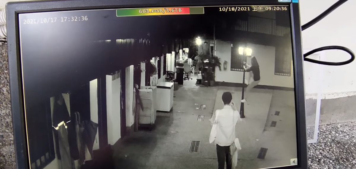 ▲一位女子深夜攀爬路燈結果把燈管整支折斷,脫序行為全被監視器拍下。(圖/翻攝自「爆廢公社」臉書)