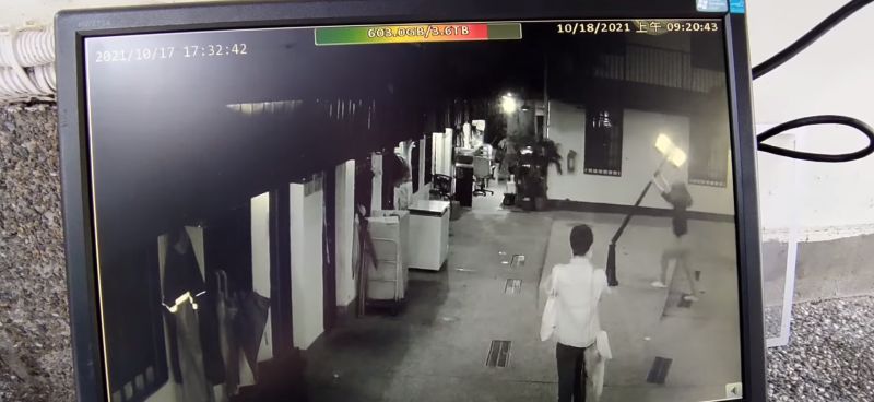 ▲一位女子深夜攀爬路燈結果把燈管整支折斷,脫序行為全被監視器拍下。(圖/翻攝自「爆廢公社」臉書)