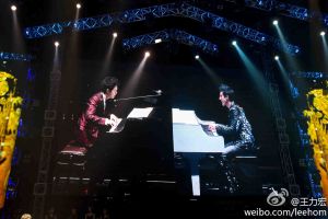 ▲王力宏9年前在演唱會上和李雲迪合作《落葉歸根》。（圖／翻攝王力宏微博）