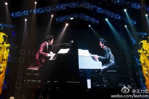 王力宏 ▲王力宏9年前在演唱會上和李雲迪合作《落葉歸根》。(圖/翻攝王力宏微博)