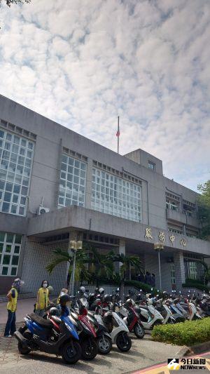 高雄市立殯儀館今(22)日降下半旗。(圖/記者鄭婷襄攝,2021.10.22) ▲高雄市立殯儀館今(22)日降下半旗。(圖/記者鄭婷襄攝,2021.10.22)