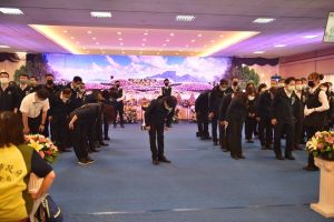 城中城大火事件今(22)日舉行罹難者聯合公祭,市長陳其邁率團隊致意。(圖/高雄市政府提供) ▲城中城大火事件今(22)日舉行罹難者聯合公祭,市長陳其邁率團隊致意。(圖/高雄市政府提供)