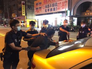 起初戴嫌遭壓制在後車廂蓋上時,仍完全摸不著頭緒,還以為是買家在開玩笑,後來才發現真的遇到警方查緝。(圖/翻攝畫面) ▲起初戴嫌遭壓制在後車廂蓋上時,仍完全摸不著頭緒,還以為是買家在開玩笑,後來才發現真的遇到警方查緝。(圖/翻攝畫面)