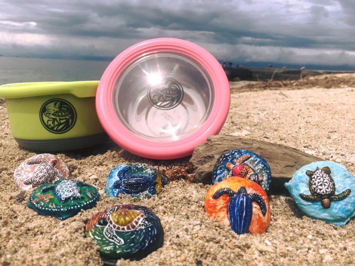 ▲將海灘上撿拾得來的保麗龍，再製設計成海龜造型「咕咕幣」，就可以用來租借「咕咕碗」。（圖／張欣怡提供）
