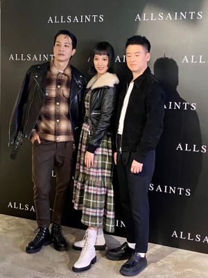 孟耿如畫展收穫豐誇口養佼哥!偕薛仕凌助攻彩繪皮衣義賣 ▲孟耿如分享用皮衣搭配甜美洋裝也很有個性。(圖/記者蕭涵云攝)