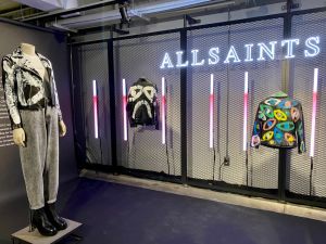 孟耿如畫展收穫豐誇口養佼哥!偕薛仕凌助攻彩繪皮衣義賣 ▲「童心百面系列臉譜」彩繪皮衣。(圖/記者蕭涵云攝)