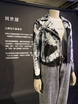 孟耿如畫展收穫豐誇口養佼哥!偕薛仕凌助攻彩繪皮衣義賣 ▲周世雄作品關注「與每一個人都相關」的世界性。(圖/記者蕭涵云攝)