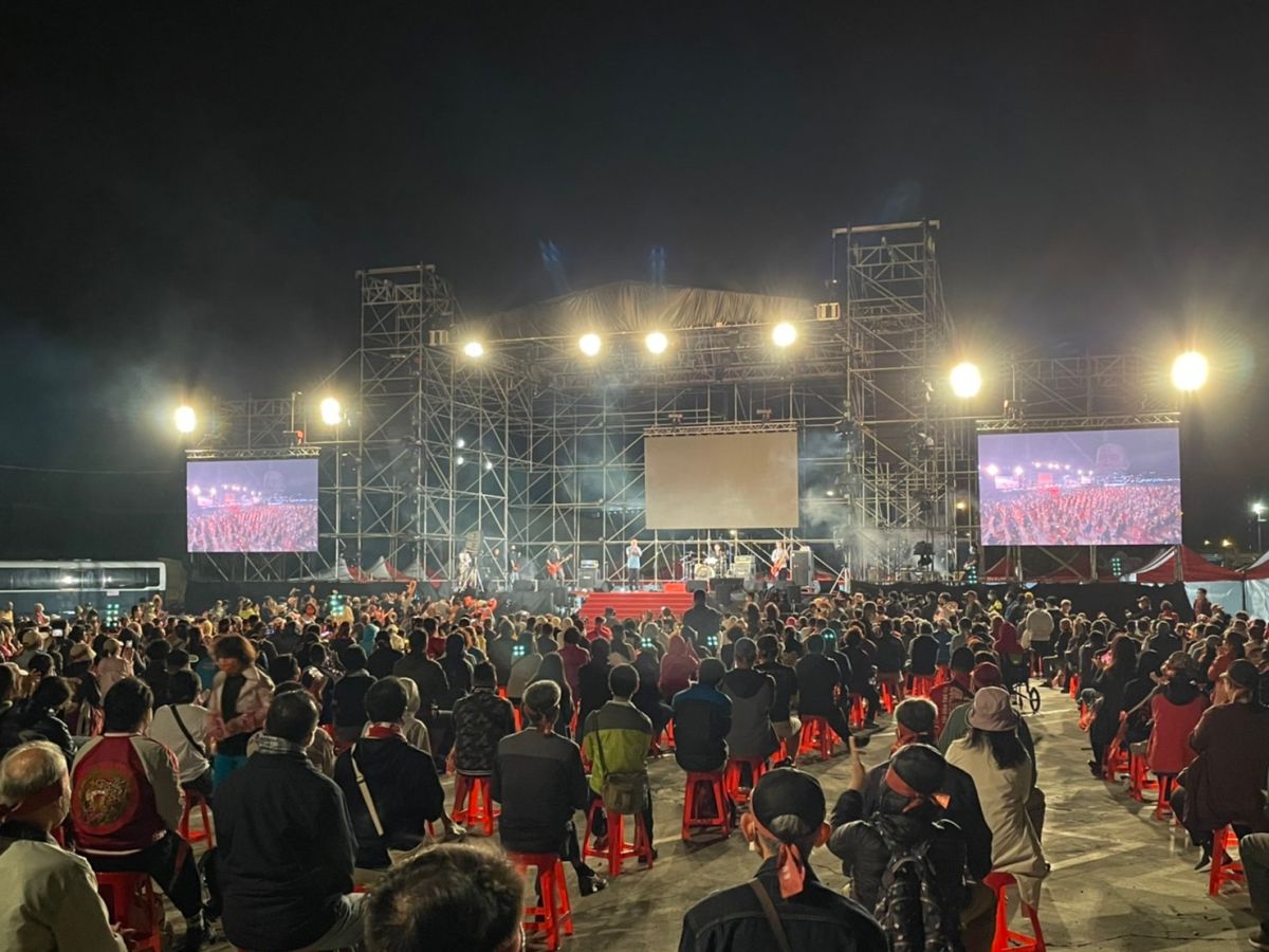 ▲陳柏惟稍後將現身「台灣民主轉骨湯」音樂晚會，現場民眾相當熱情。（圖／記者黃宣尹攝影，2021.10.22）