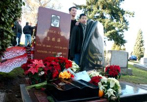 ▲李國豪死後和父親李小龍一起葬在美國西雅圖墓地。（圖／美聯社）
