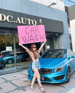 ▲艾瑞絲拿著「Car wash」的牌子歡迎大家前來洗車。（圖／艾瑞絲IG）