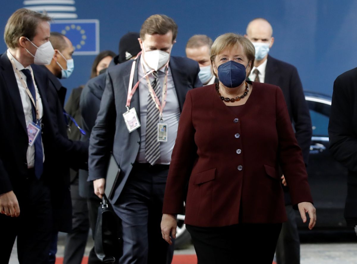 ▲德國總理梅克爾（Angela Merkel）出席最後一場歐盟高峰會，獲得歐洲領導人起立致敬，眾口齊聲讚揚。（圖／美聯社／達志影像）