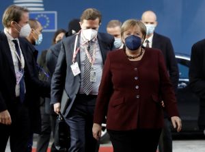 梅克爾最後一次出席歐盟峰會　歐洲領袖起立致敬
